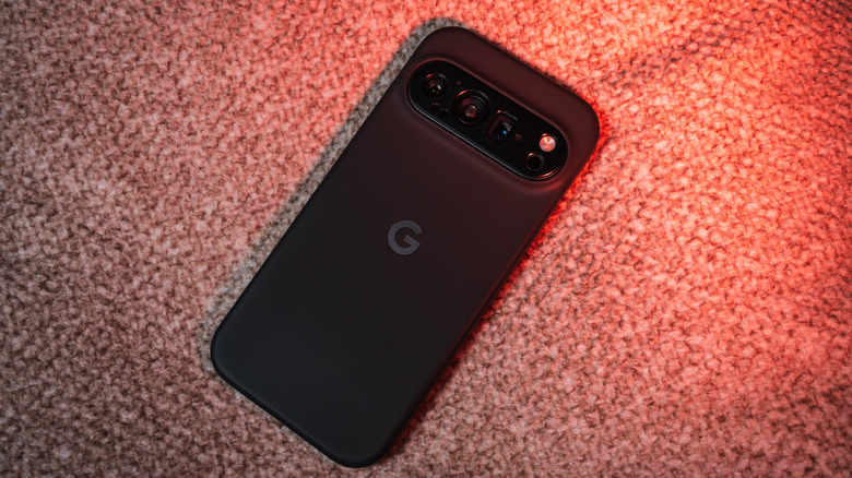 Smartphone Pixel 10 Pro sur une surface en tissu texturé