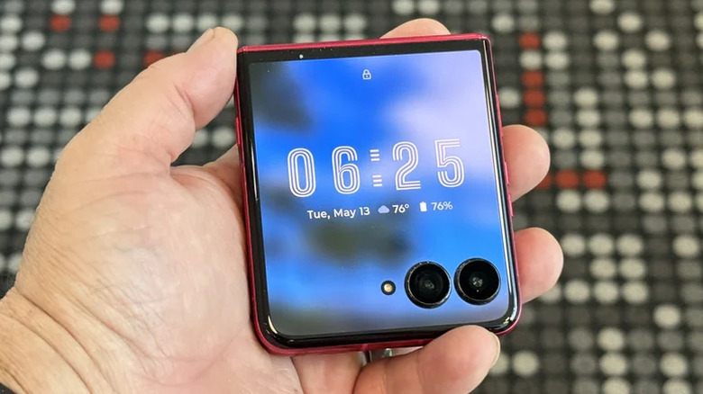 Personne tenant le Motorola Razr Ultra en configuration rabattue et fermée