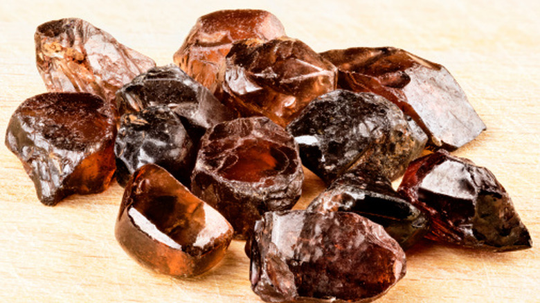 Cristaux de zircon marron