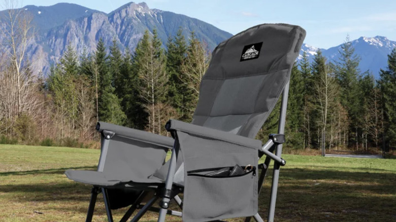 chaise de camping avec montagnes