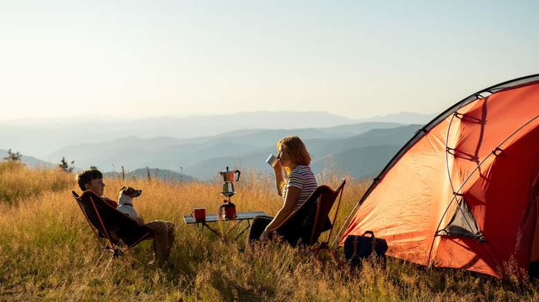 couple camping au coucher du soleil