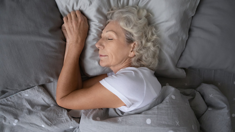 Femme dormant dans son lit