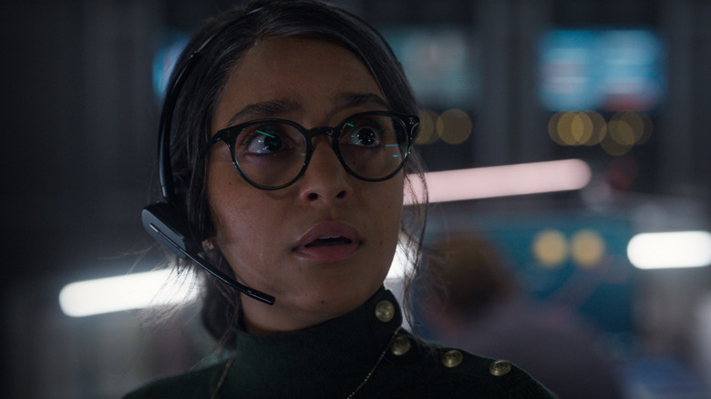 Aleida semble inquiète alors qu'elle est en mission de contrôle pour aider un vaisseau spatial à atterrir sur une lune de Jupiter dans For All Mankind