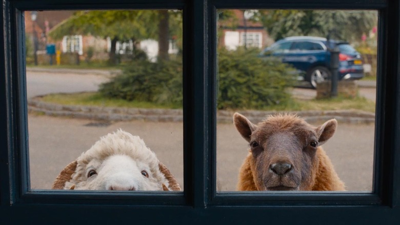 Mopple et Lily jettent un coup d'œil à l'intérieur d'une fenêtre à la recherche d'indices dans The Sheep Detectives.
