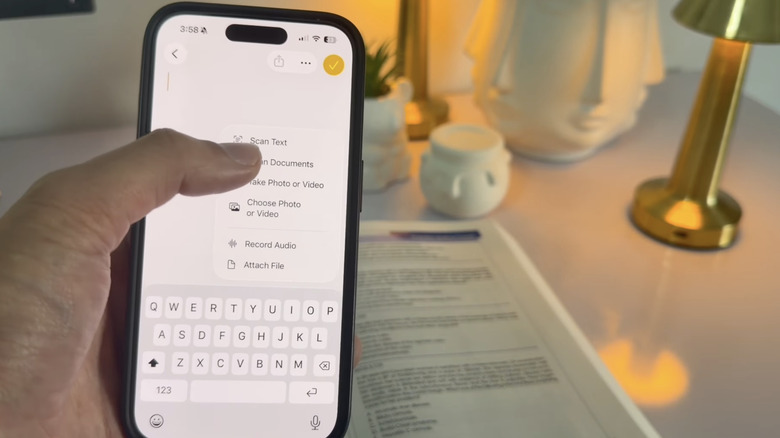personne numérisant avec iPhone Notes