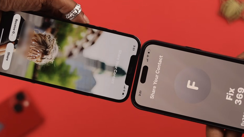 deux iPhones avec la fonctionnalité NameDrop