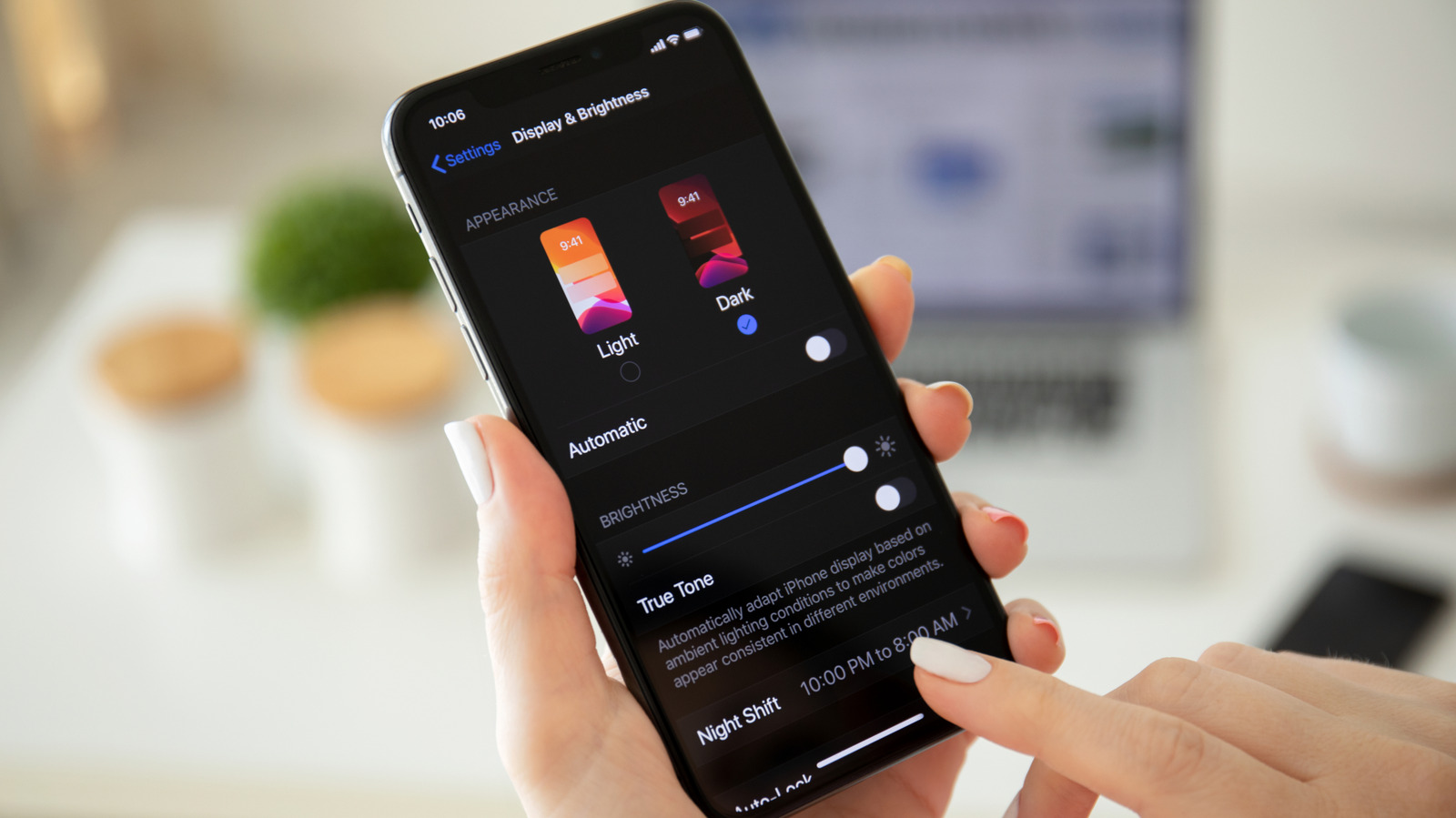 Vous voulez que le mode sombre de votre iPhone soit encore plus sombre ? Essayez ceci