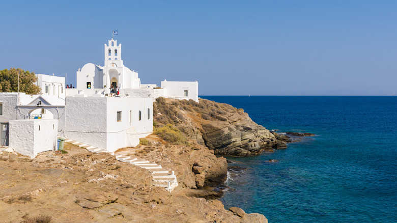 Le monastère blanc de Chrissopigi sur l'île de Sifnos en Méditerranée
