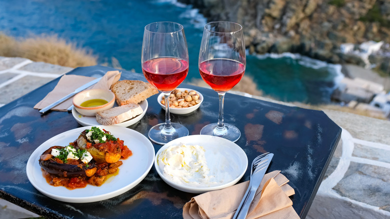 cuisine traditionnelle de Sifnos servie dans un restaurant avec vue sur la mer Méditerranée