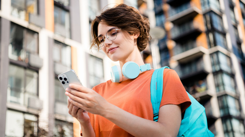 une femme utilise un iphone pendant ses voyages