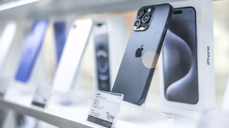 plusieurs modèles d'iphone sont exposés sur une étagère
