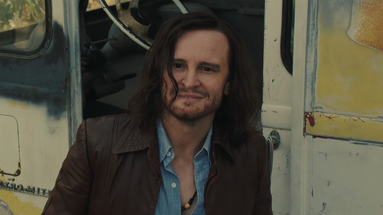 Damon Herriman dans le rôle de Charlie près de sa camionnette dans Once Upon a Time in Hollywood