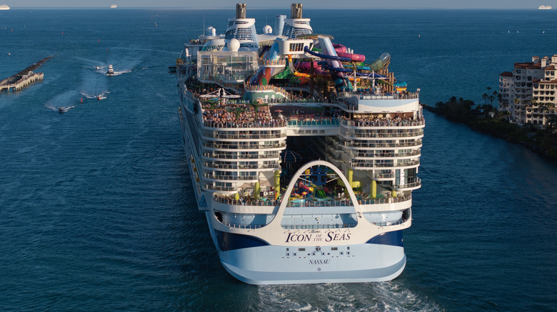 vue aérienne du navire Icon of the Seas par derrière