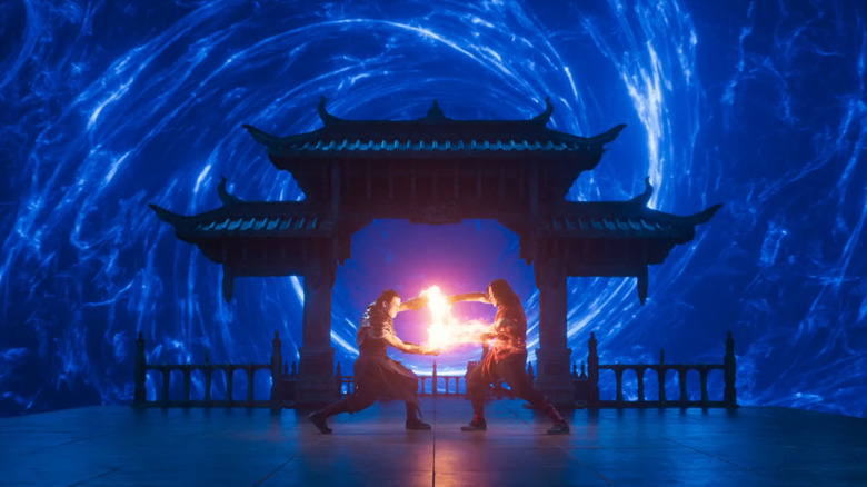 Max Huang dans le rôle de Kung Lao et Ludi Lin dans le rôle de Liu Kang s'affrontent dans Mortal Kombat II