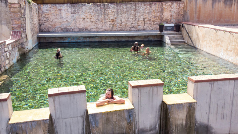Les visiteurs se baignent dans le spa minéral naturel Moccasin Springs à Hot Springs dans le Dakota du Sud