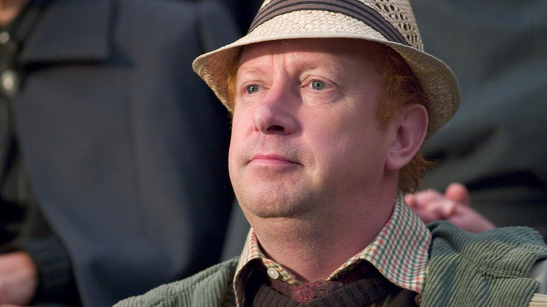 Arthur portant un chapeau et regardant quelque chose dans Harry Potter et la Coupe de Feu