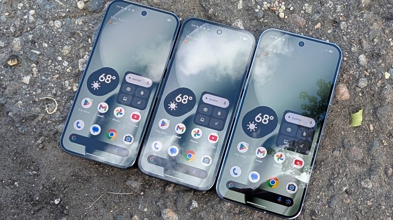 Trois appareils Google Pixel côte à côte sur le trottoir