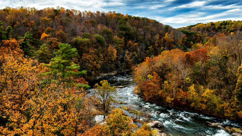 Rivière Roanoke entourée de feuillage d'automne