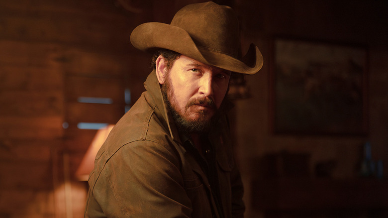 Rip Wheeler de Cole Hauser est assis au bord d'une table de billard dans une copie de Dutton Ranch