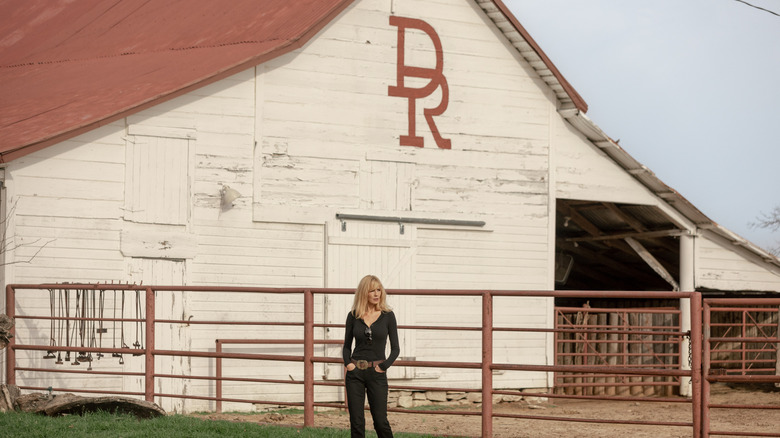 Beth Dutton de Kelly Reilly se tient devant son ranch à Dutton Ranch