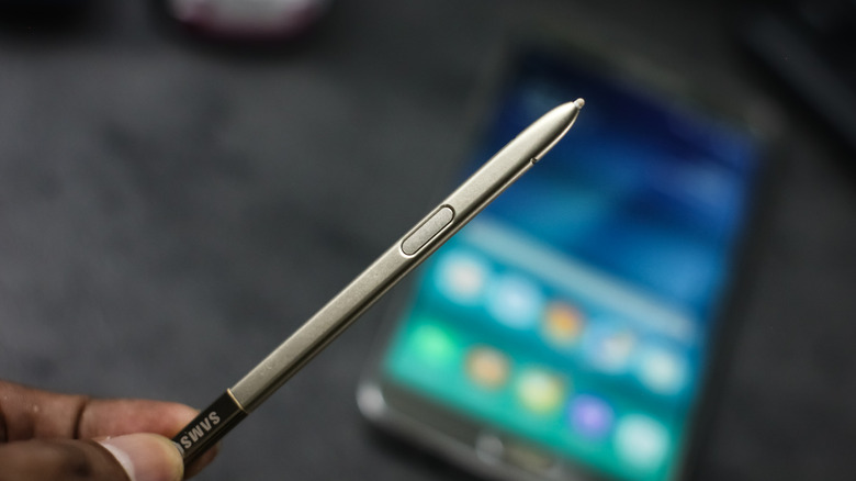 Samsung S Pen tenu dans les doigts.