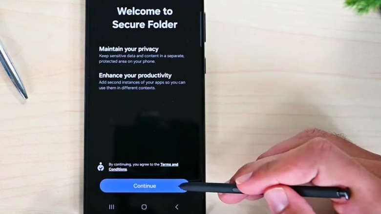Un stylet appuyant sur une option du dossier sécurisé de Samsung.