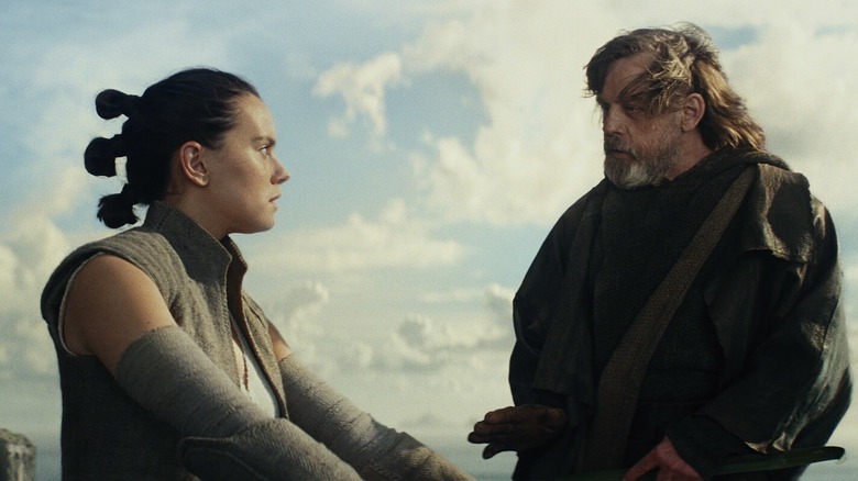 Daisy Ridley dans le rôle de Rey entraînée par Mark Hamill dans le rôle de Luke dans Star Wars : Les Derniers Jedi