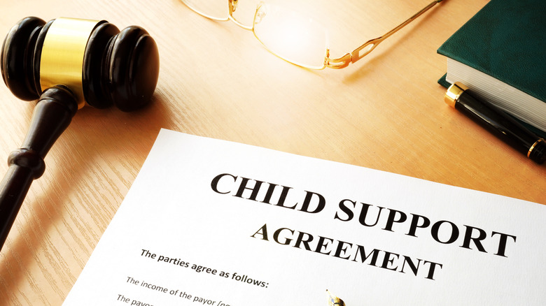 Un document intitulé Accord de pension alimentaire pour enfants à côté d'un marteau.