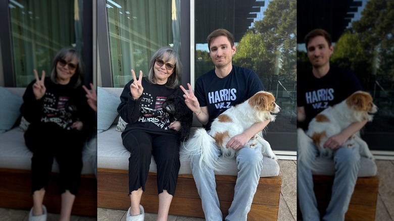 Sally Field et Sam Greisman posant avec un chien tout en portant des chemises soutenant Kamala Harris et Tim Walz