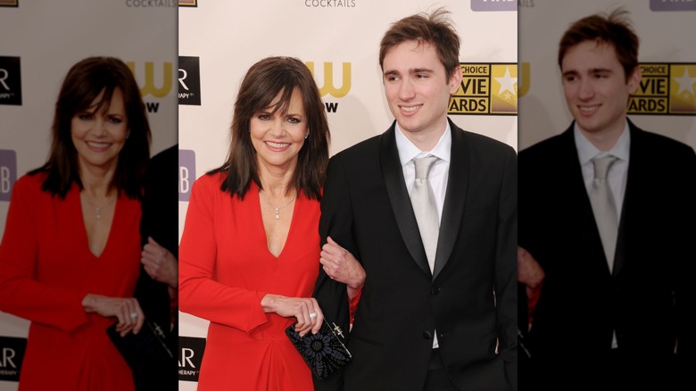 Sally Field et son fils Sam Greisman assistent aux Critics' Choice Movie Awards en 2013
