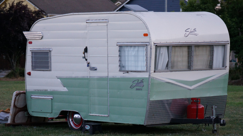 Une remorque Shasta vintage.