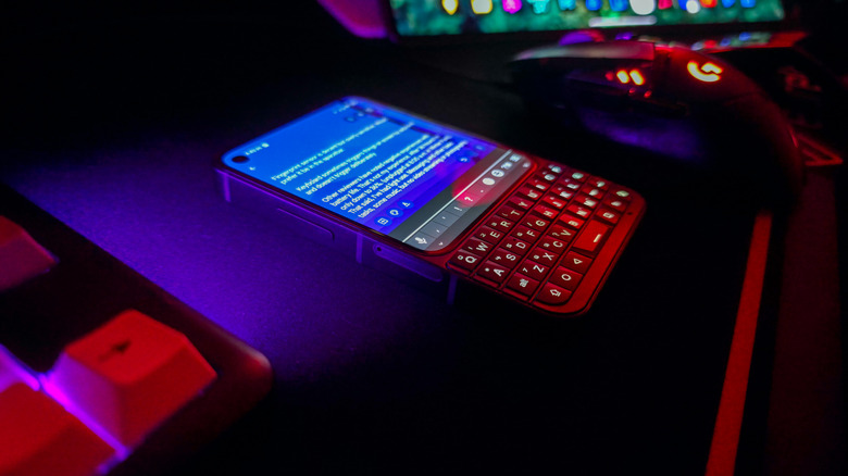 Unihertz Titan 2 Elite sur un bureau dans une pièce sombre