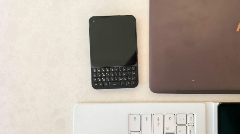 Unihertz Titan 2 Elite posé avec une tablette et un ordinateur portable