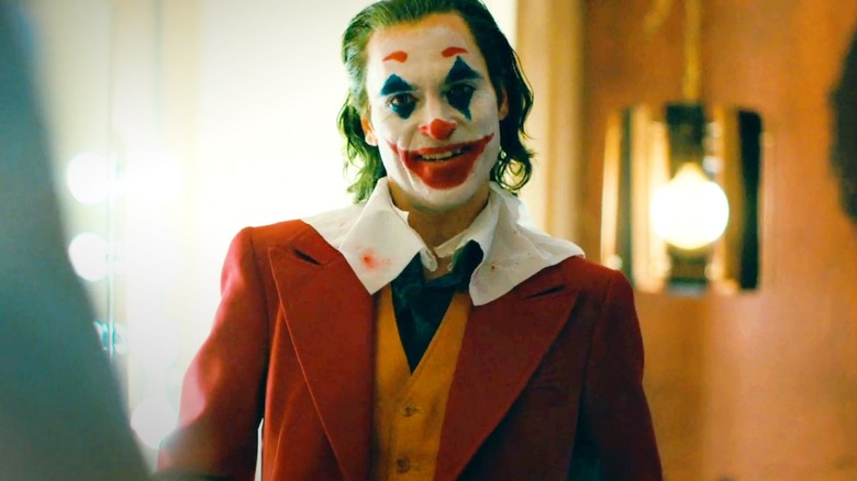 Joaquin Phoenix dans le rôle d'Arthur Fleck dans son maquillage complet de Joker dans Joker