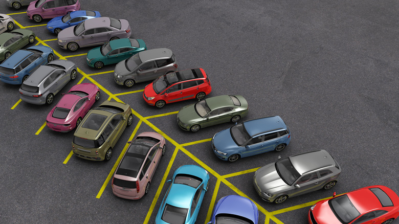 Voitures garées sur un parking jaune