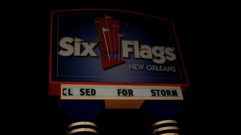 Panneau Six Flags New Orleans fermé pour tempête.