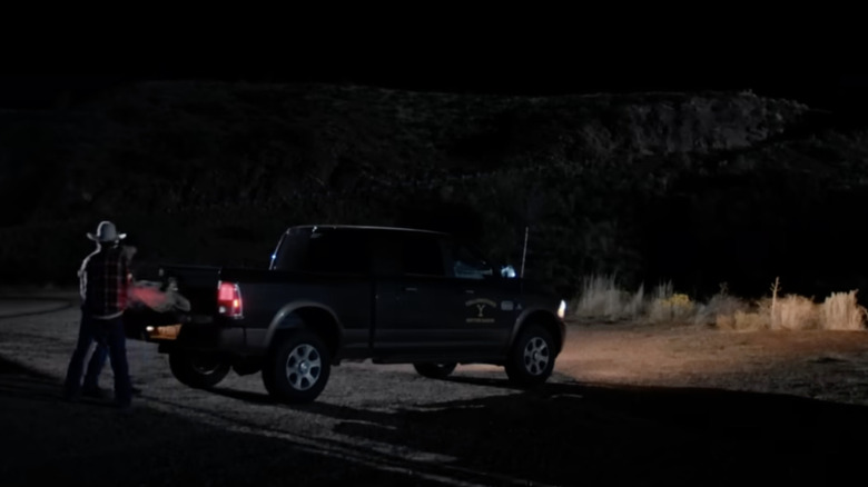 Un camion garé à côté d'une falaise connue sous le nom de gare de Yellowstone