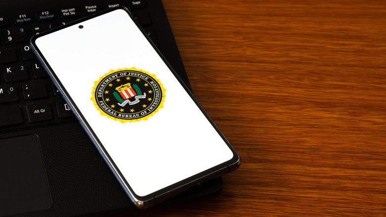 Téléphone affichant le logo du FBI