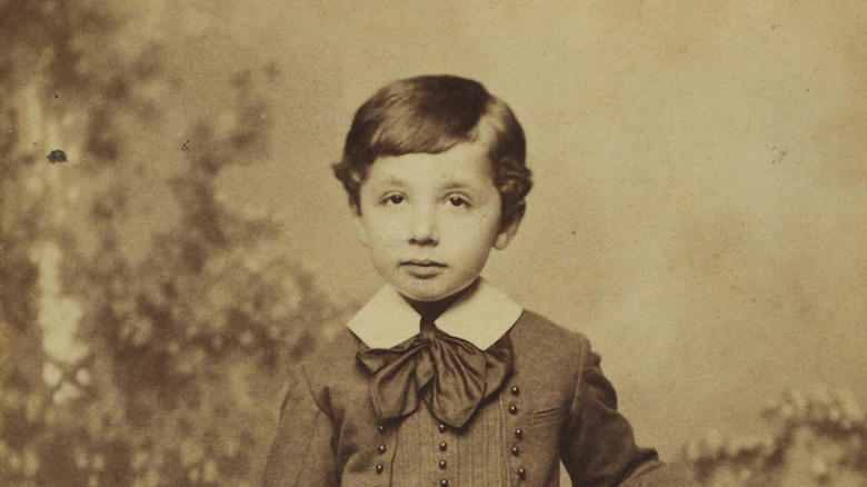 Albert Einstein posant pour une photo à l'âge de cinq ans.