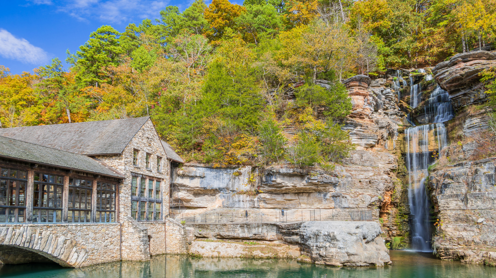 Cet incroyable parc des Ozarks propose des sentiers naturels, des cascades et des visites guidées de la faune