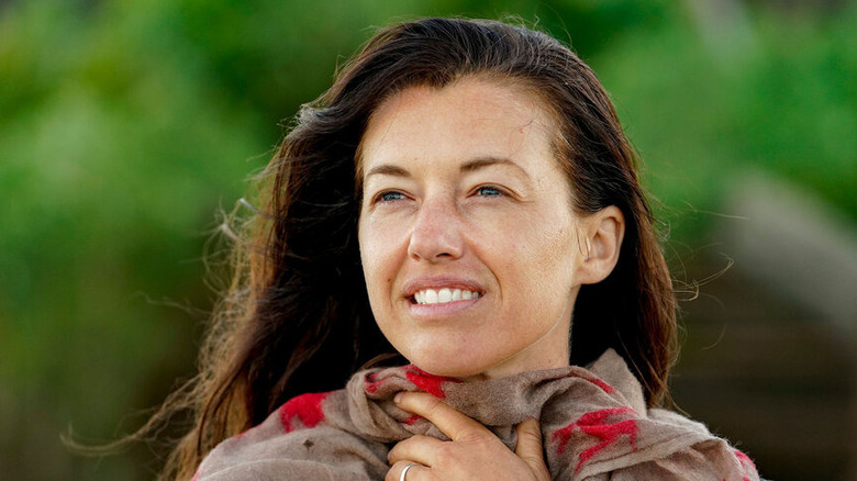 Parvati porte un foulard sur la plage dans Survivor 40