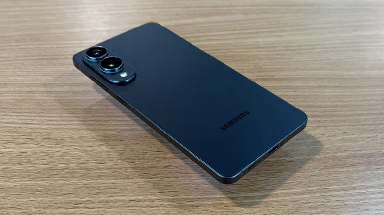Galaxy S25 Edge sur une surface en bois