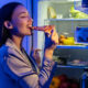 Ce que le fait de se lever pour manger au milieu de la nuit pourrait révéler sur votre santé