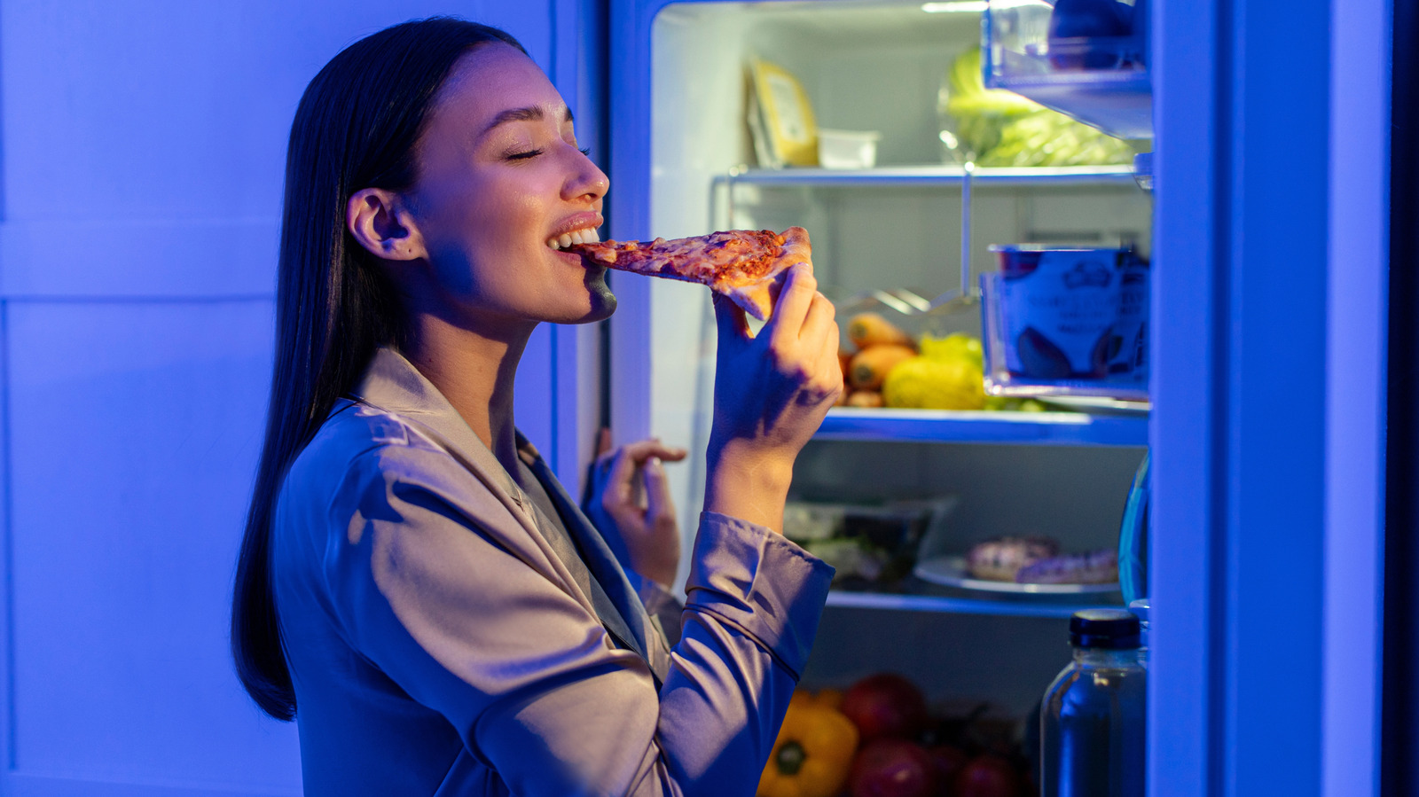 Ce que le fait de se lever pour manger au milieu de la nuit pourrait révéler sur votre santé