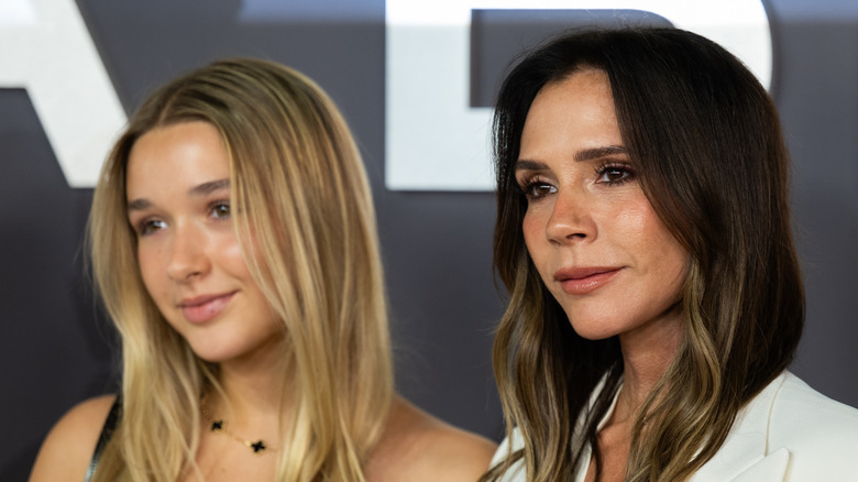 Harper Beckham et Victoria Beckham assistent à la 