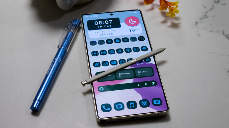 Samsung Galaxy S25 Ultra et S Pen sur un comptoir à côté d'un stylo