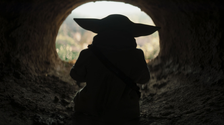 Grogu sortant d'une grotte dans The Mandalorian et Grogu