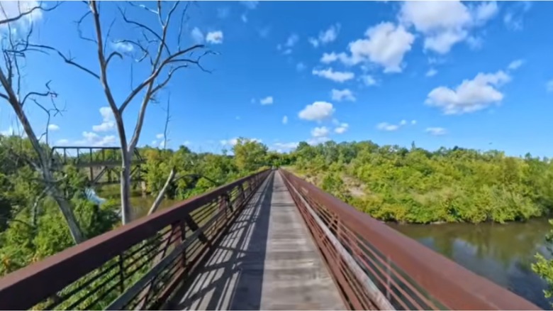 une partie du sentier intérieur de la côte nord de l'Ohio