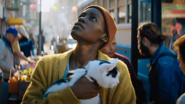 Samira de Lupita Nyong'o et Frodon le chat dans A Quiet Place : Day One