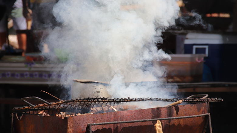 De la fumée s'échappe d'un feu de cuisine